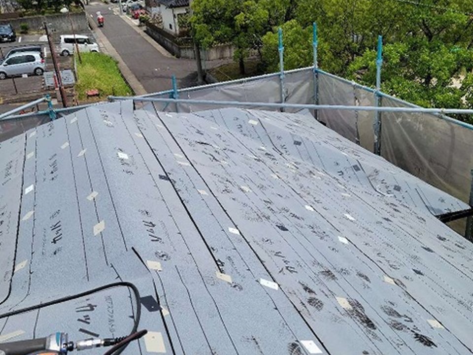 屋根の全面に防水シートを貼った状況