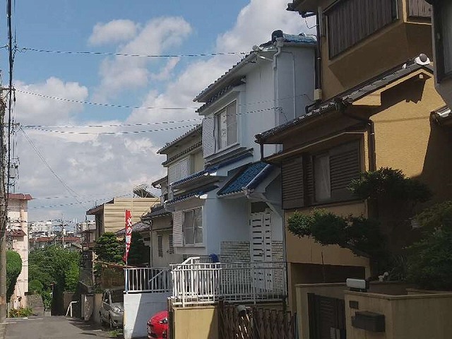 屋根の葺き替えメンテナンスを行う和瓦の住宅全景