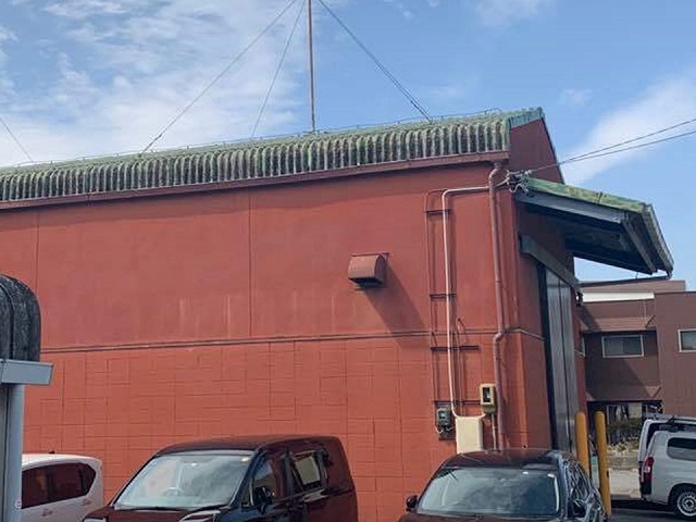 屋根のスレートが割れて雨漏りがあった資材倉庫