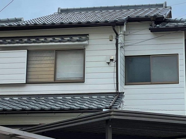 陶器瓦塗装や漆喰詰め直し工事、その他付帯部塗装を行った住宅の外観