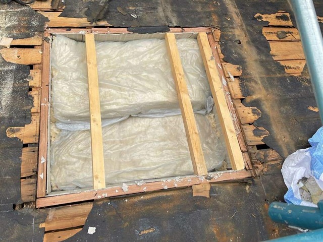 天窓を撤去して断熱材を入れた状況