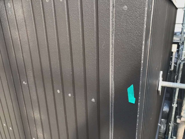 ベランダ外壁の目地コーキングのひび割れ状況