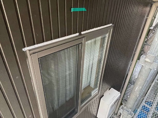 サッシ水抜きを避けてコーキングの増し打ち施工