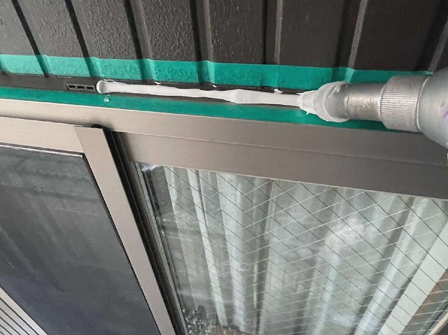 サッシ上のコーキング増し打ち施工