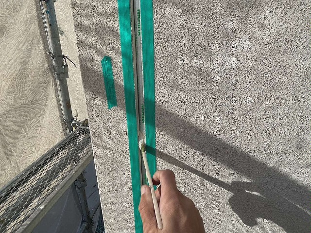 コーキング打ち替えで目地内にプライマーの塗布