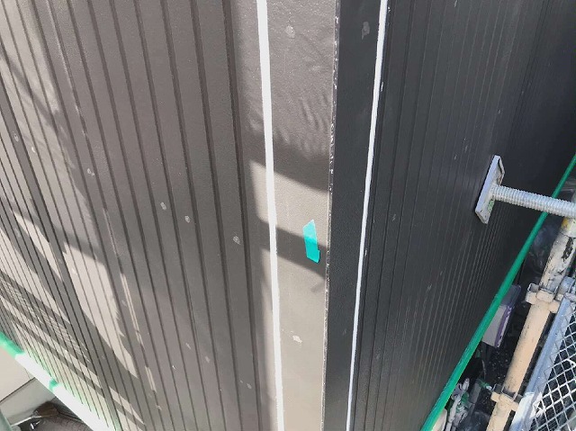 外壁塗装前のベランダ外壁コーキング打ち替えが完了した状況