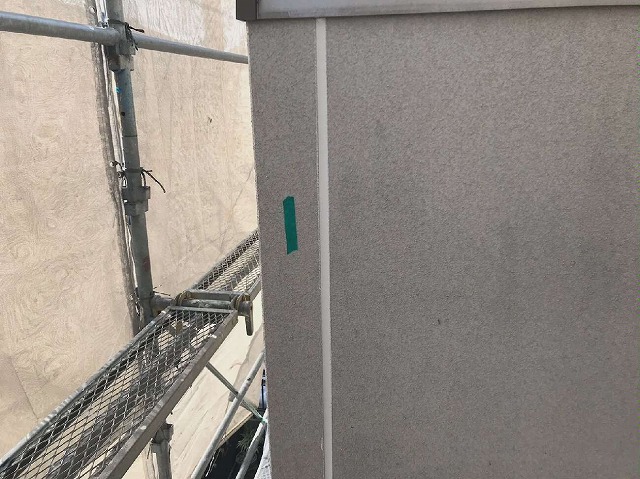 窯業系サイディング目地のコーキング打ち替え工事が完了した状況