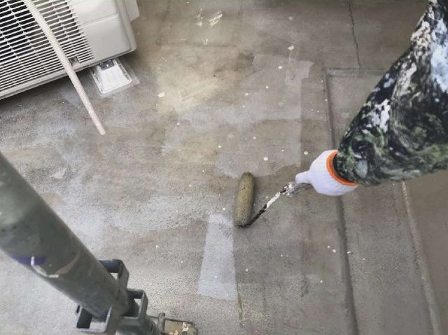 ベランダ防水メンテナンスでプライマー塗布