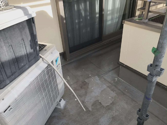 ベランダ床面に高圧洗浄を行った状況