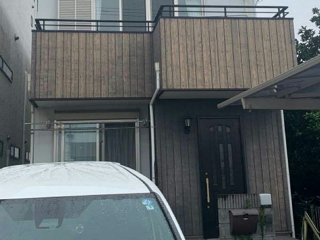 玄関の周囲とベランダ部分に使用している木目調サイディングの劣化状況