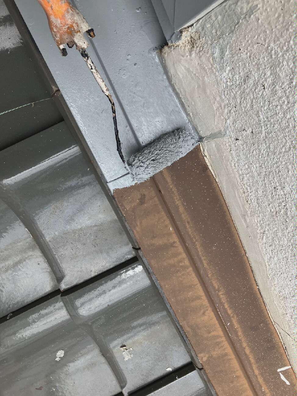 雨押え板金の下塗り