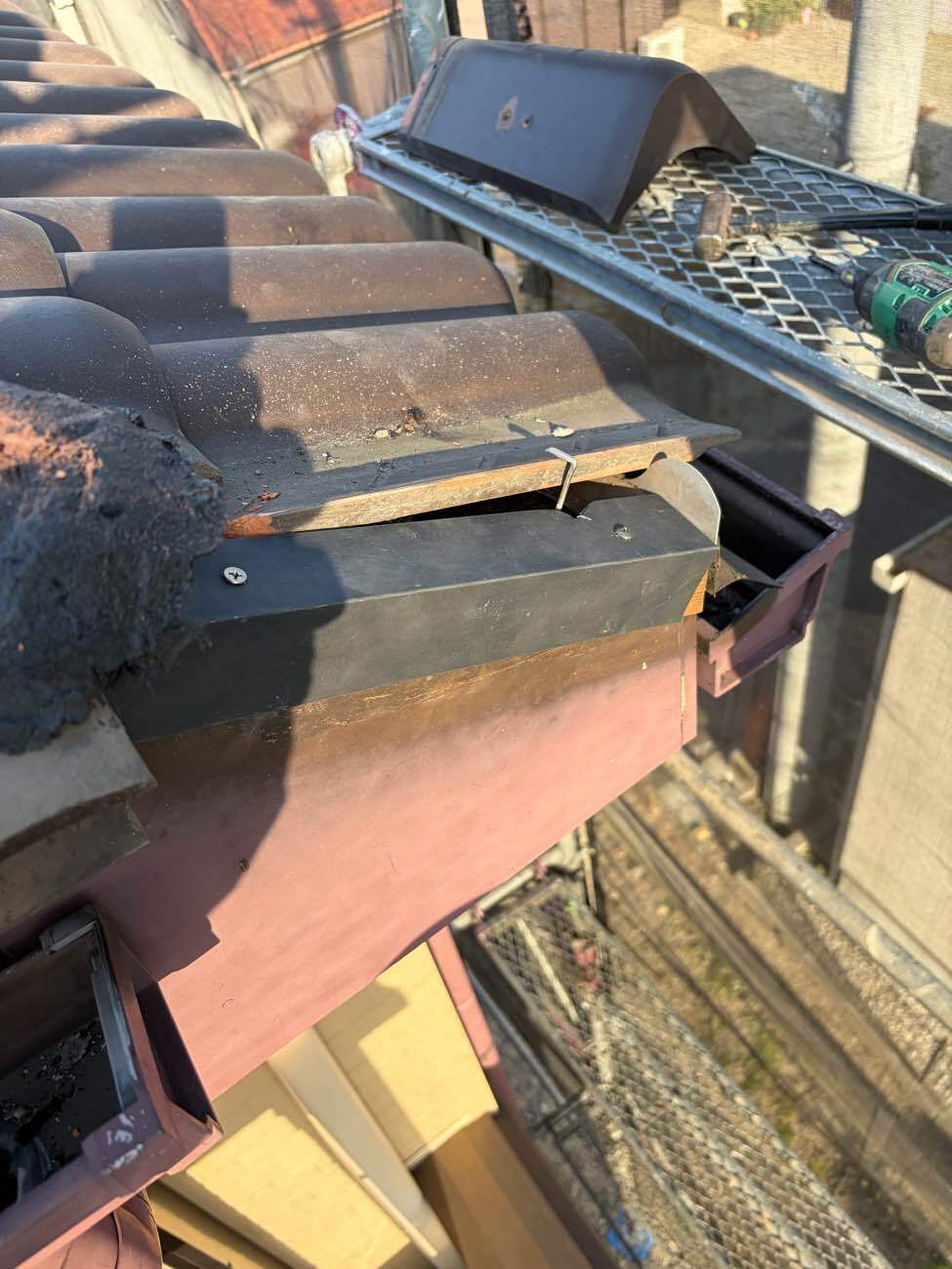 名古屋市中川区　鬼隠し部分の板金カバー施工の様子