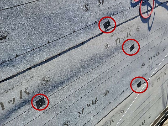 改質アスファルトルーフィングに板金を当てて釘打ち