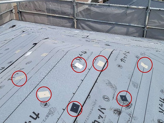 改質アスファルトルーフィングにカットした板金を当てて釘打ち固定