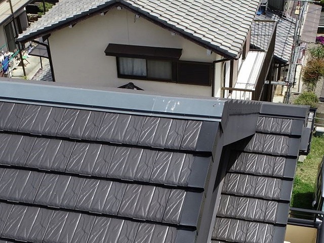 防災瓦の屋根に設置されている棟板金