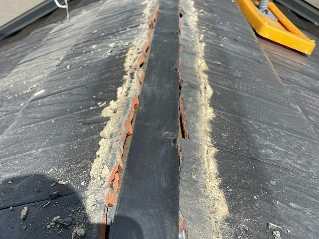 棟瓦の木下地を除去して樹脂垂木を取り付けた様子