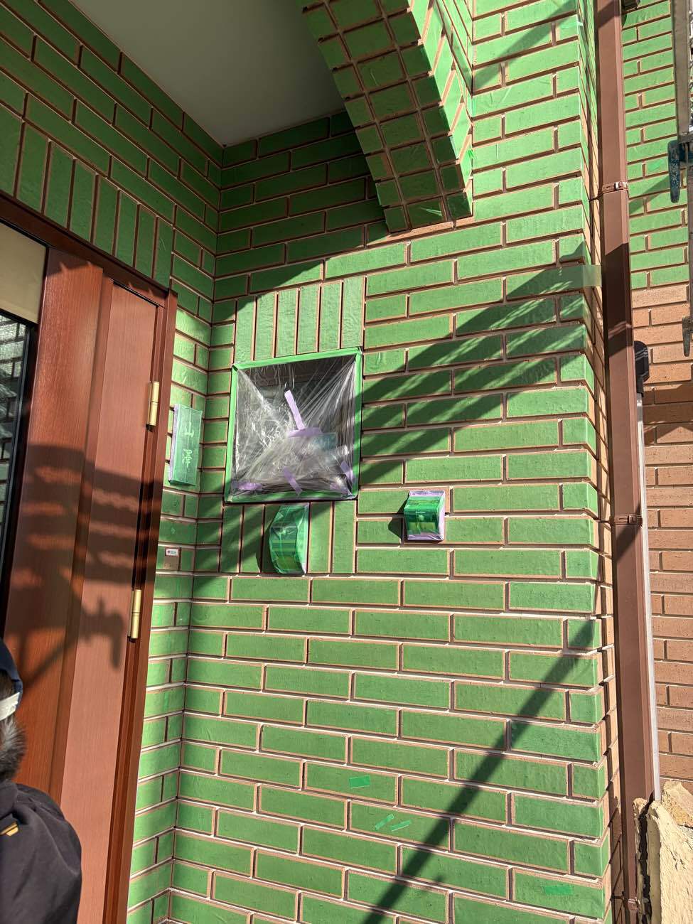 港区　玄関まわりレンガ目地の養生
