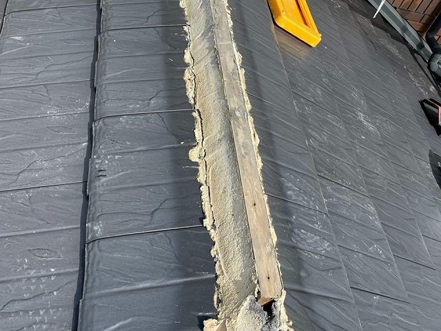 棟瓦を取り外して木製垂木と漆喰が劣化している状況