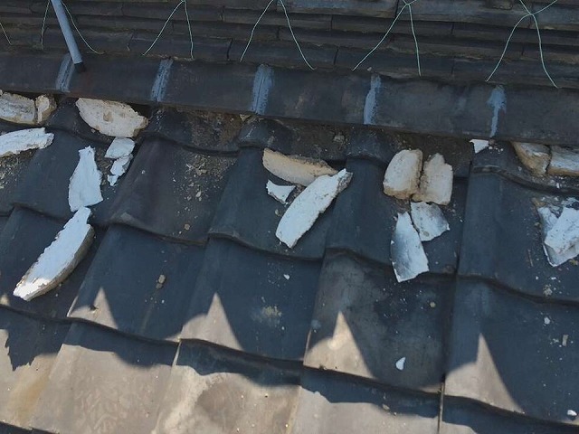 劣化した漆喰をメンテナンスのために除去している様子