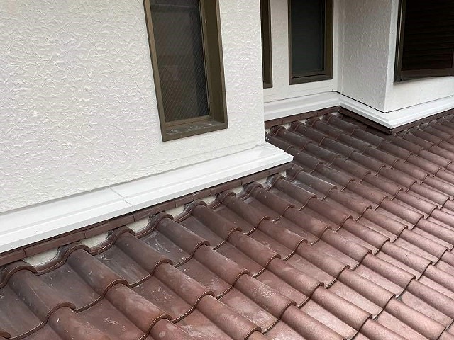 漆喰の詰め直し工事と外壁塗装が完了した下屋根の状況