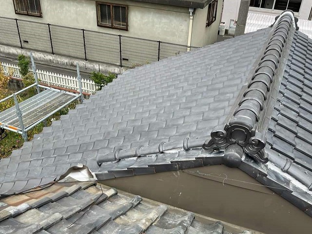 雨漏り修理の葺き替えと漆喰を詰め直しが完了した住宅