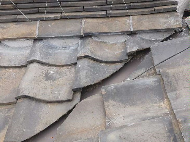 のし瓦と平瓦の間に漆喰を丁寧に詰めて仕上げた様子