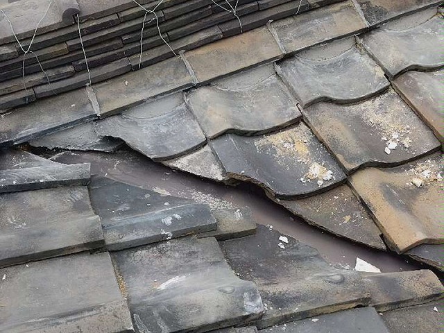 漆喰を詰め直してコテで丁寧に整え終えた様子