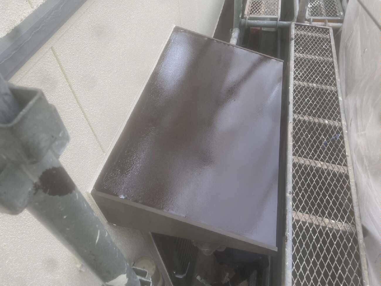 庇板金の上塗り