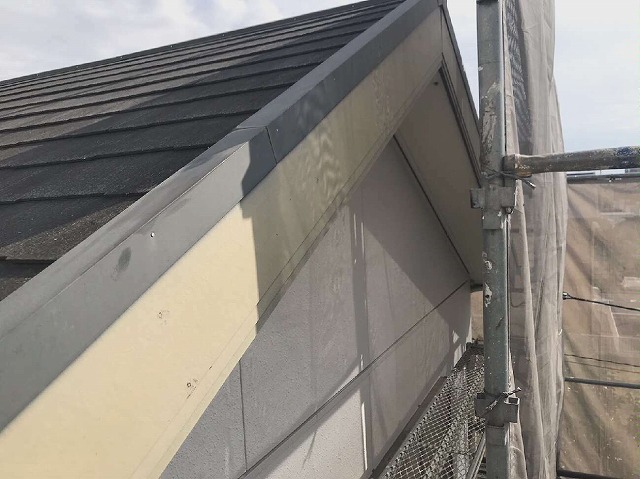 メンテナンス前の劣化した屋根や板金役物、破風