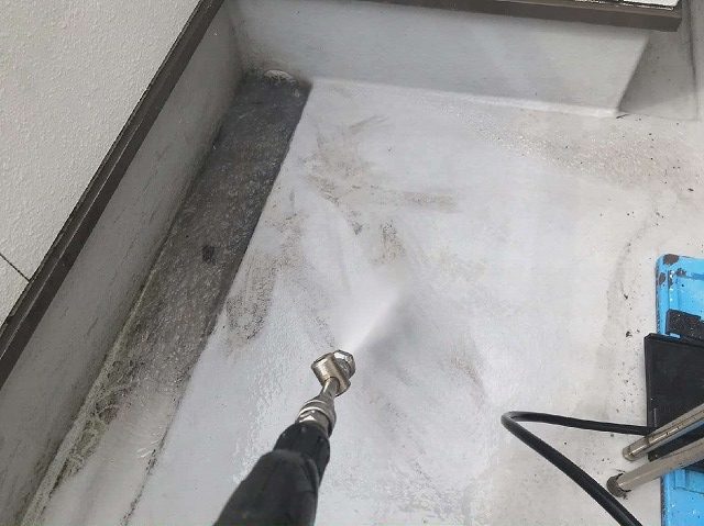劣化によるベランダ防水のメンテナンスの高圧洗浄