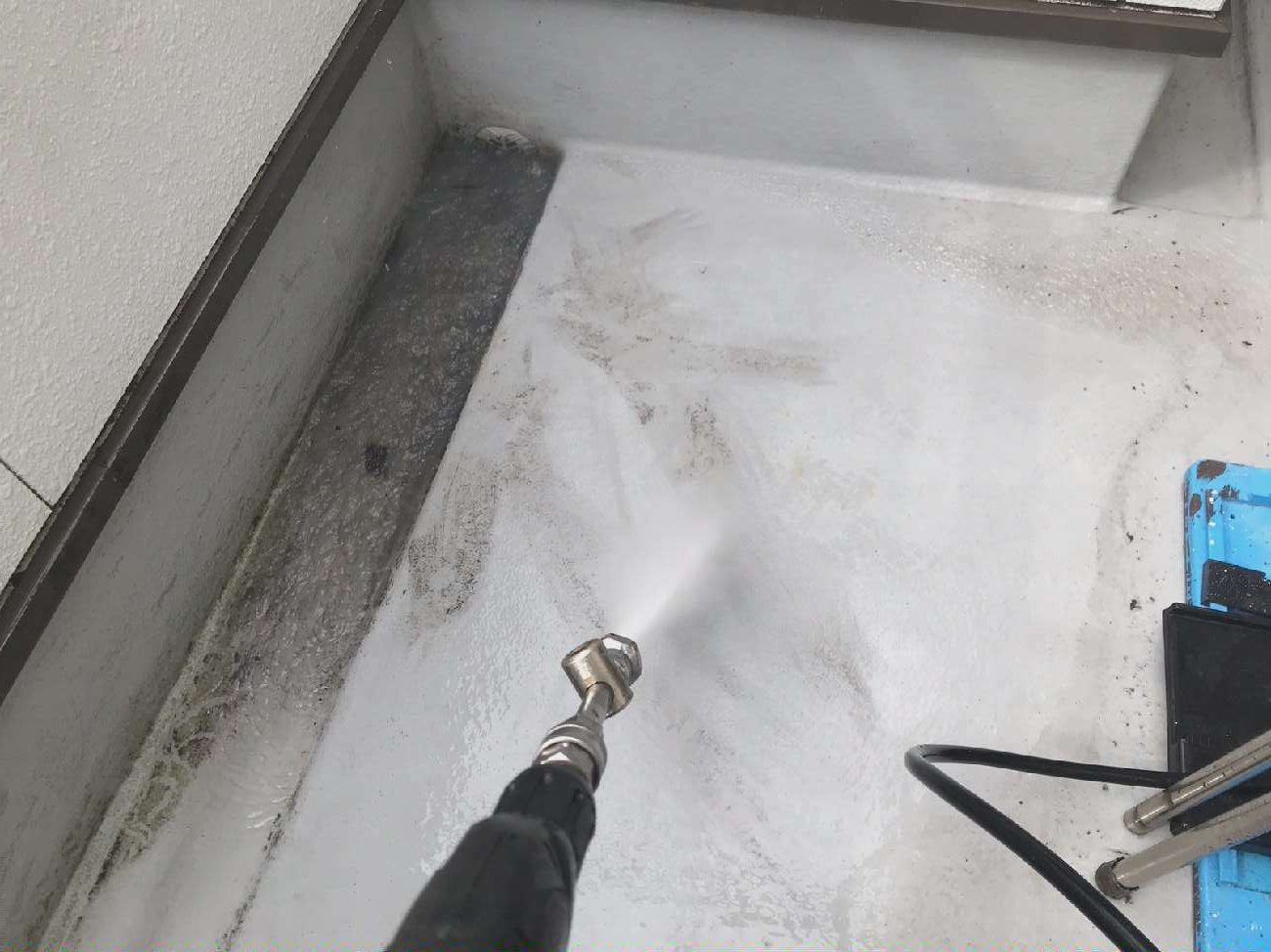 ベランダ床面の高圧洗浄