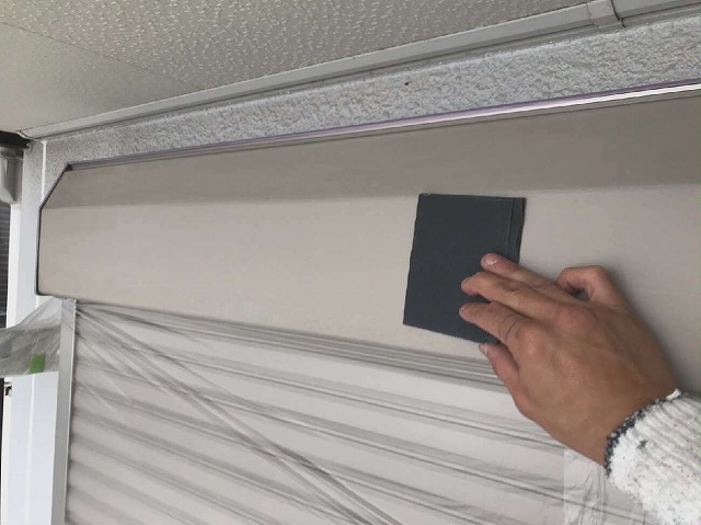 シャッターボックス塗装工事のケレン作業