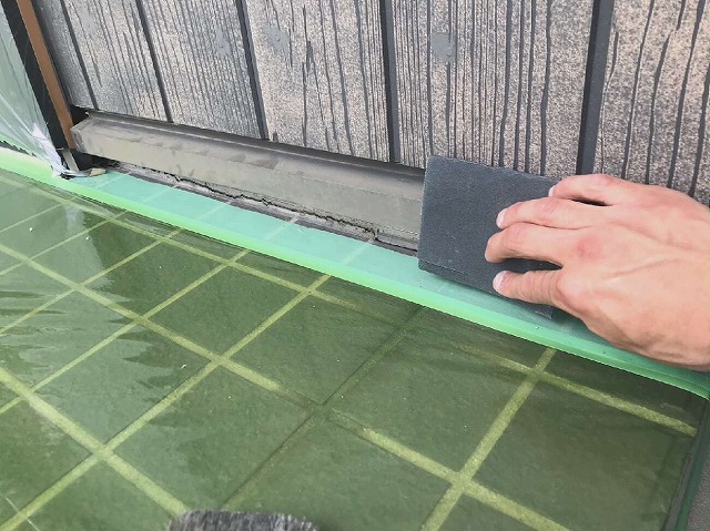 サンドペーパーを使って色あせた水切りにケレン作業