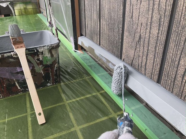 ハケとローラーを使った水切りへの下塗り施工