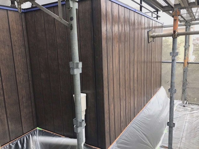 木目調サイディングにクリヤー塗装を行ってツヤが輝いている様子