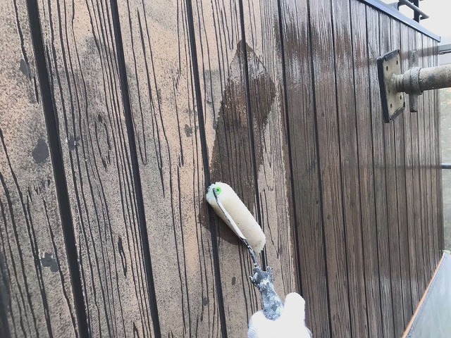 木目調サイディングを高圧洗浄後にクリヤー塗装