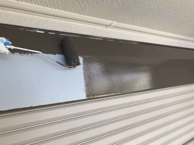 シャッターボックスにブラウン系の色で上塗り塗装