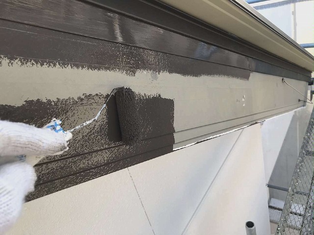 下地処理が完了した後の破風板塗装