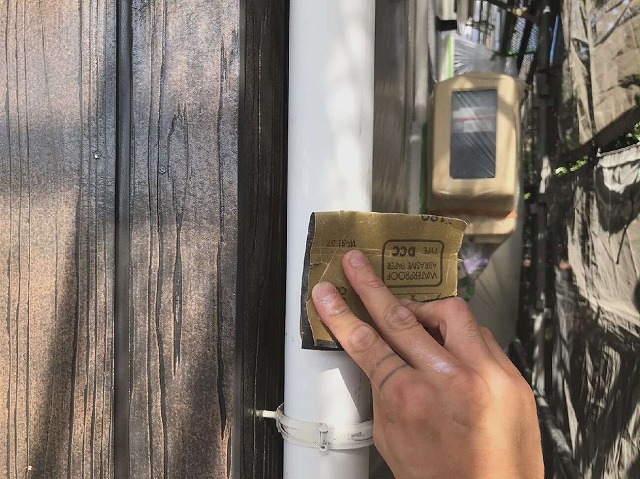 雨樋にサンドペーパーでケレン作業