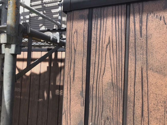 コーキングを打ち替えた木目調サイディングにクリヤー塗装