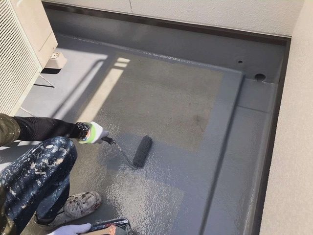 ベランダ防水のトップコート1回目の塗り替え