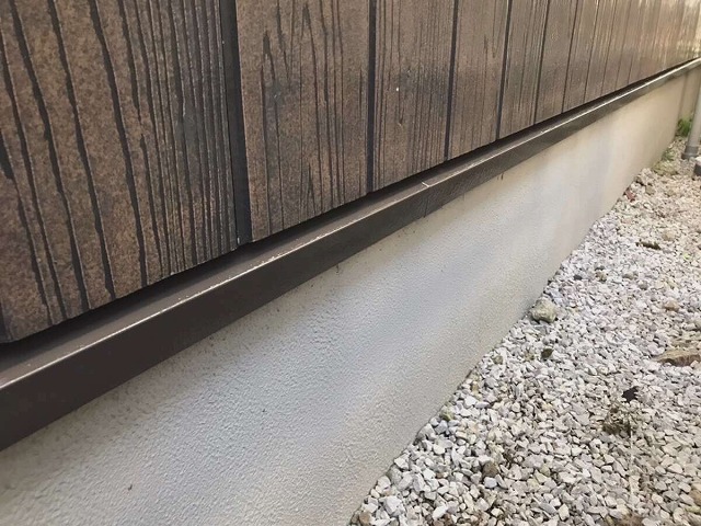 木目調サイディングの下部にある水切りへの塗装が完成