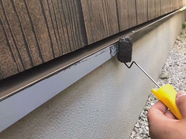 劣化したサイディングの水切りへの塗装工事