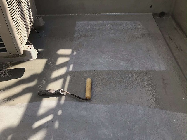 ベランダ防水のトップコート塗り替えのためのプライマー塗布