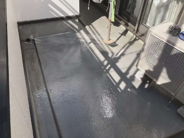 ベランダ防水のトップコート塗り替えでプライマー塗布後の乾燥養生