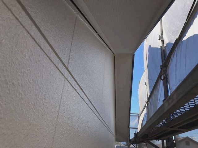 シリコン塗料で3回塗りが完了した外壁サイディングの様子