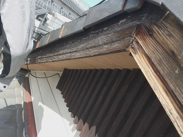 木製の破風が劣化して激しく傷んでいる様子