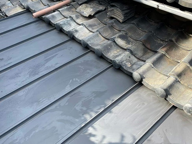 瓦棒葺き屋根を立平葺きで葺き替え完成