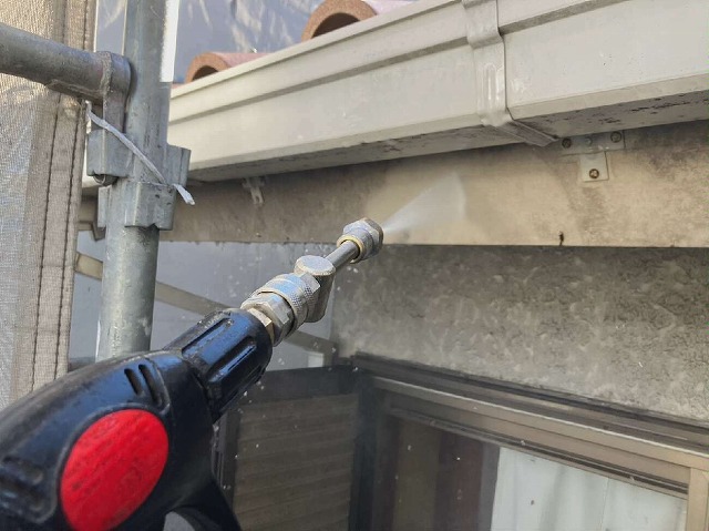 雨樋や鼻隠しの汚れを高圧洗浄で除去