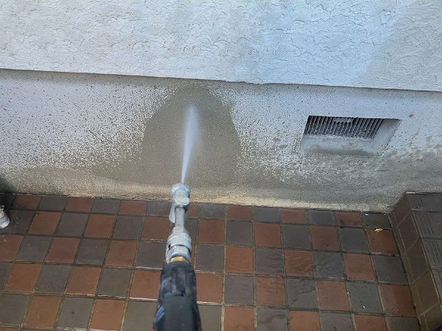ひび割れのある基礎巾木を水圧調整しながら洗浄